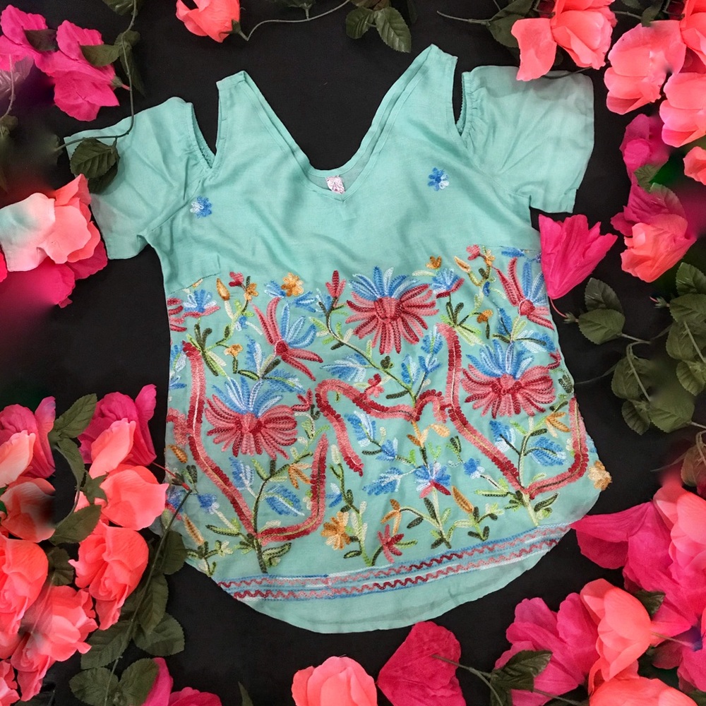 🌺🌸Beautiful Embroidered Cold Shoulder Blouse🌸🌺